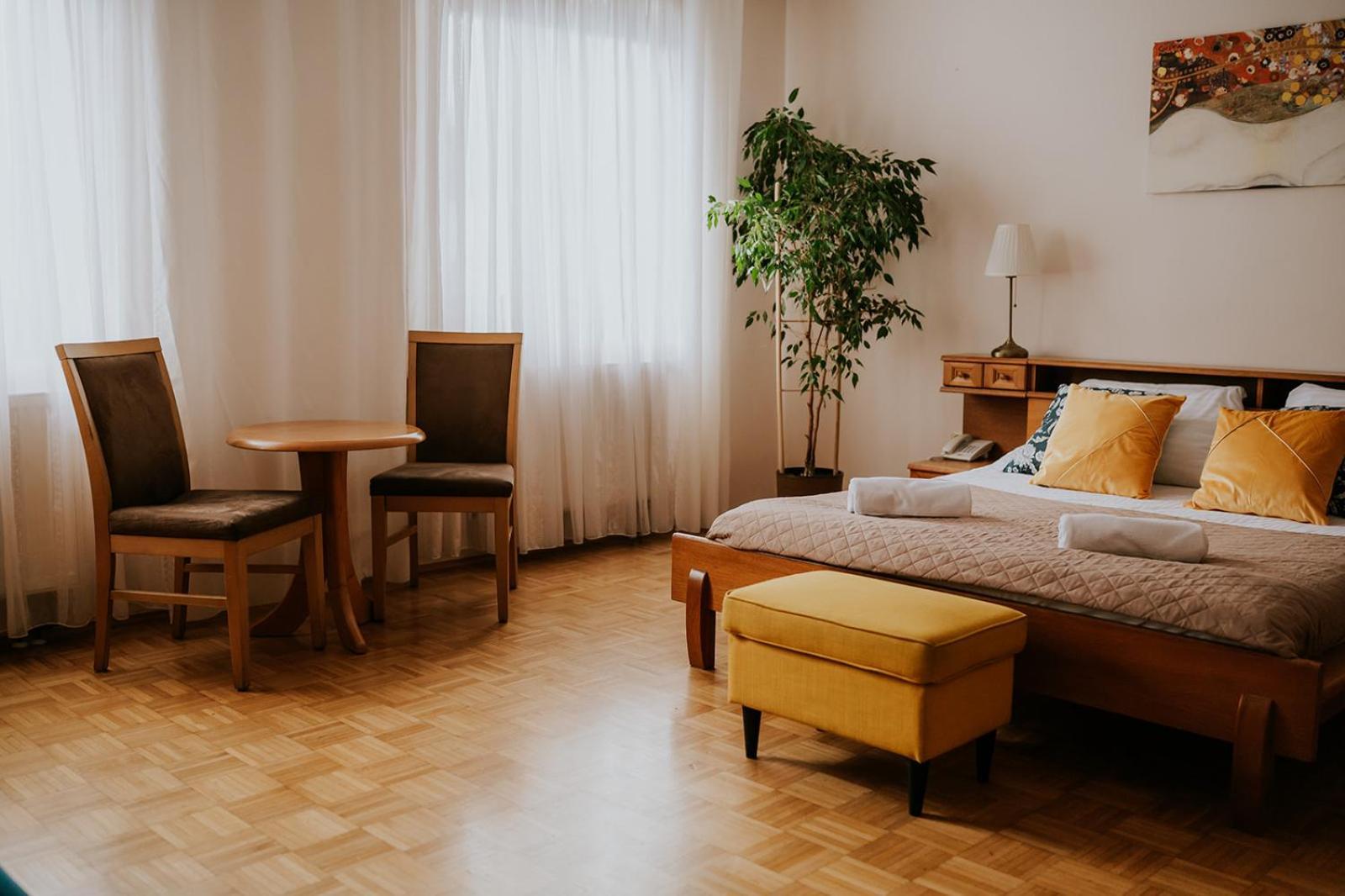 Hotel Garden Oleśnica Eksteriør billede